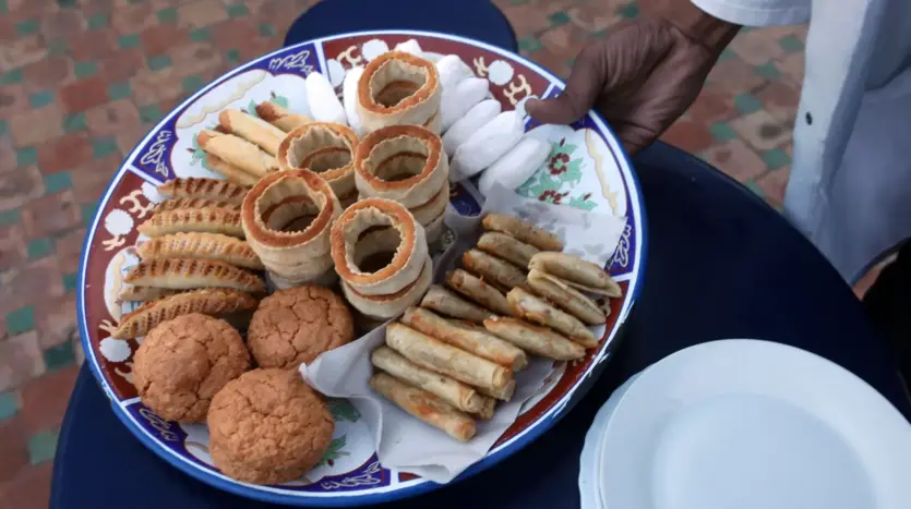 Bandeja de pastas y dulces marroquíes tradicionales sobre cerámica pintada