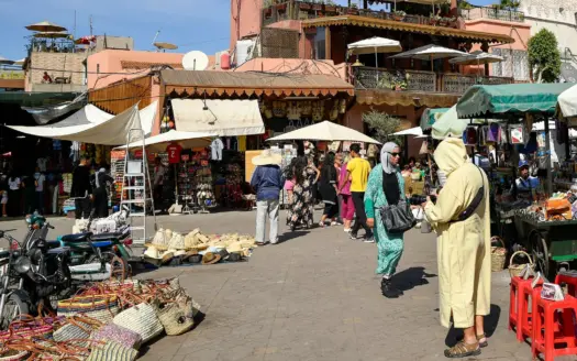 Plaza de mercado animada en la medina, con puestos y compradores