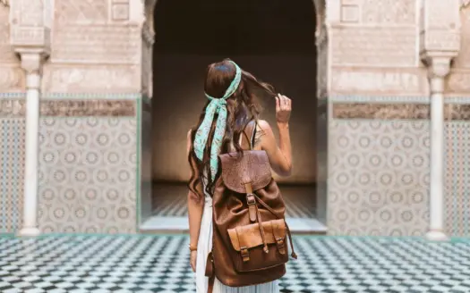 Viajera con mochila en el patio de la medersa Ben Youssef