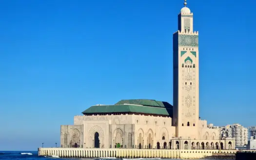 La mezquita Hassan II y su alminar en el paseo marítimo de Casablanca