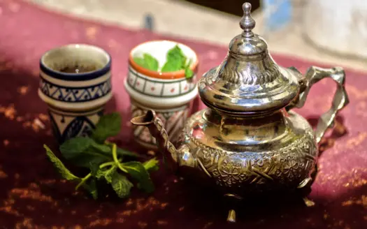 Tetera de plata marroquí y vasos de té con menta fresca