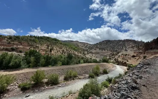 Río atravesando un valle verde en las montañas del Atlas