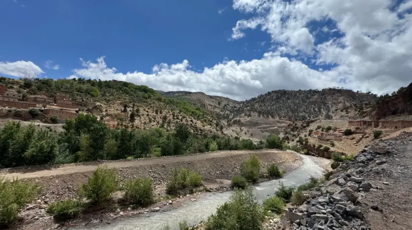 Río atravesando un valle verde en las montañas del Atlas