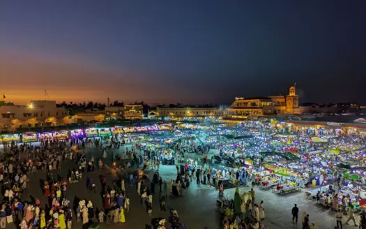 La plaza Jemaa el-Fna llena de puestos de comida y gente al anochecer