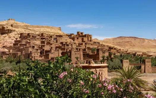 El ksar fortificado de Ait Ben Haddou tras las adelfas y las palmeras