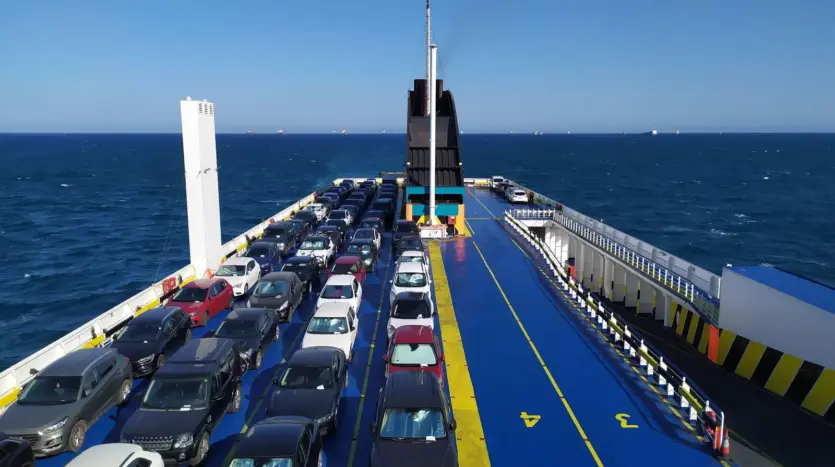Coches aparcados en la cubierta de un ferry en alta mar, con el cielo despejado