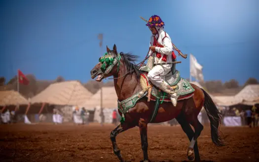 Jinete con traje tradicional en una fantasía marroquí (tbourida)