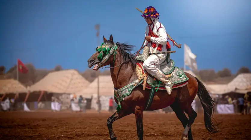 Jinete con traje tradicional en una fantasía marroquí (tbourida)