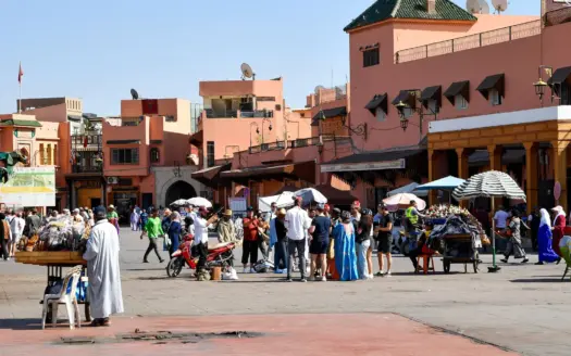 La plaza Jemaa el-Fna de Marrakech en un día soleado