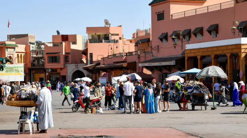 La plaza Jemaa el-Fna de Marrakech en un día soleado