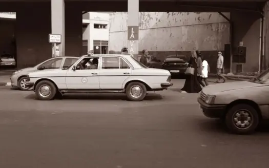 Antiguo gran taxi Mercedes en una calle marroquí