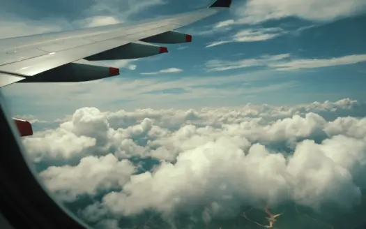 Ala de avión sobre un mar de nubes, vista desde la ventanilla